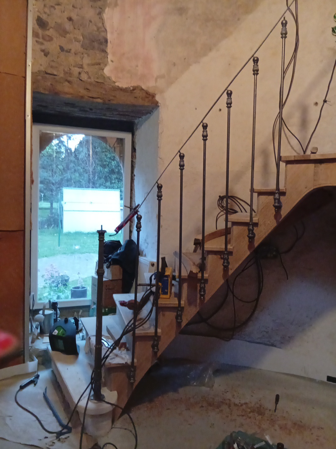 Escalier tournant débillardé en chêne massif dans la tour d'un ancien moulin à vent