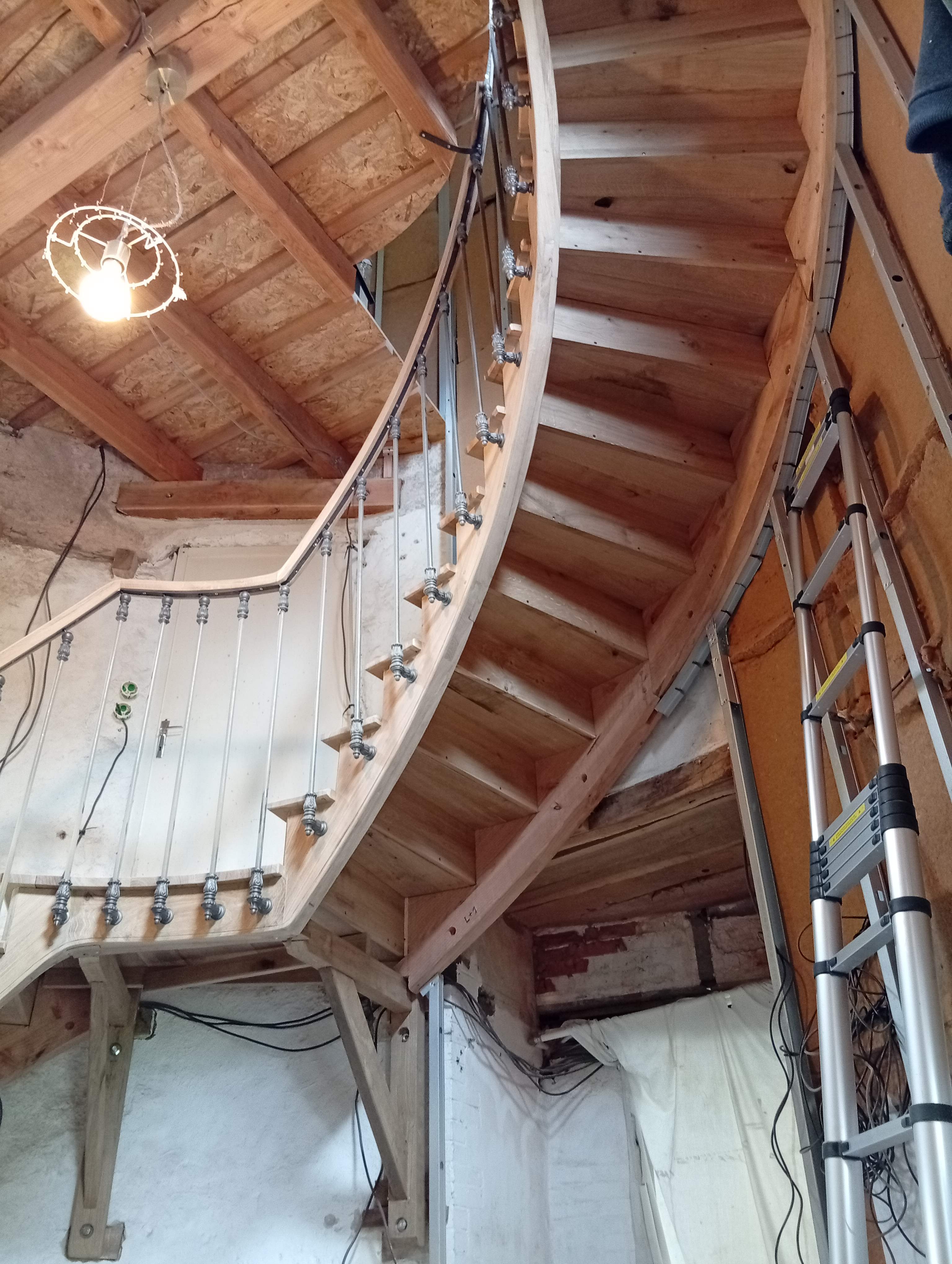 Escalier débillardé en chêne dans un vieux moulin