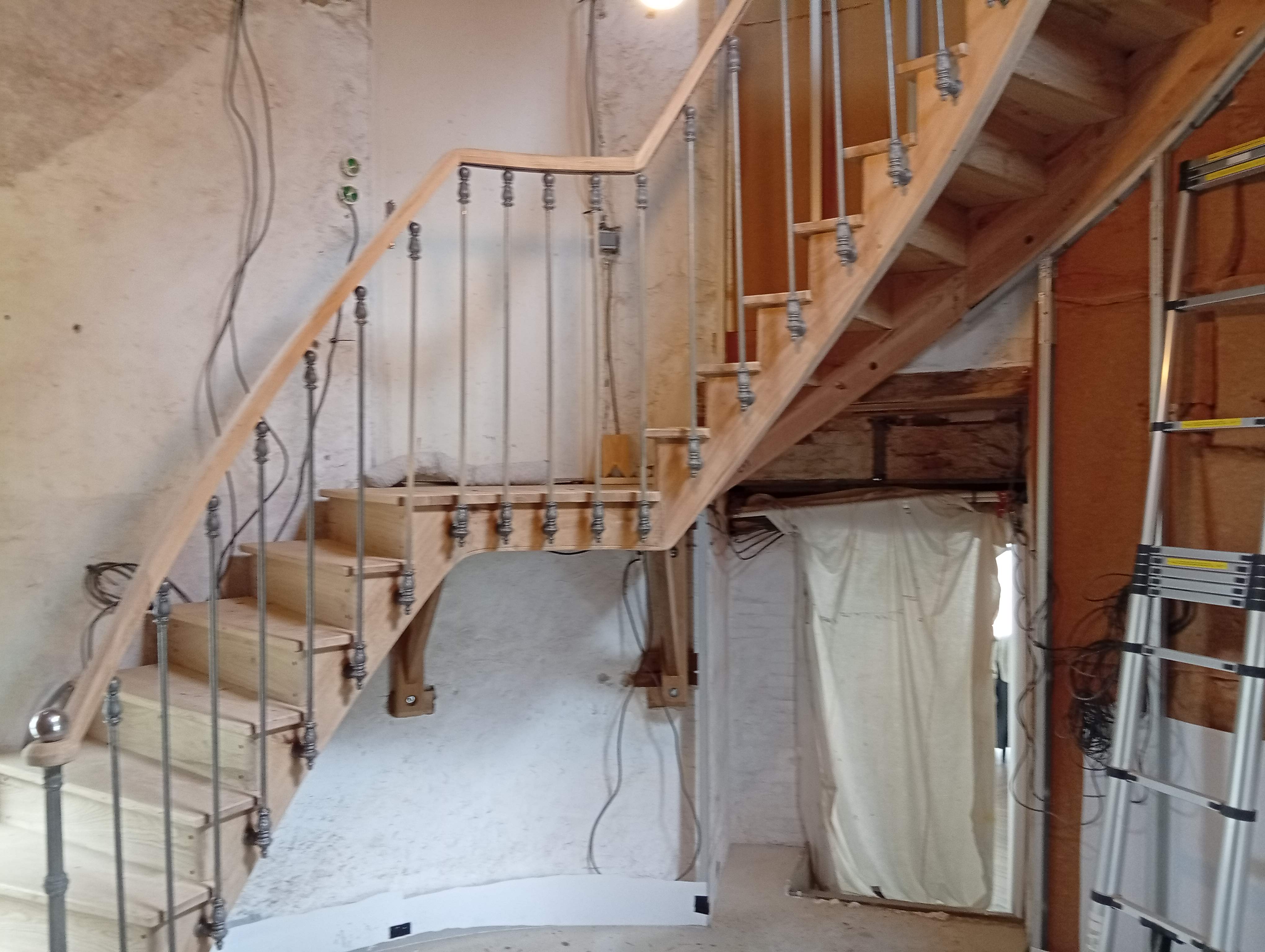 Escalier en chêne débillardé (circulaire le long de la tour d'un moulin à vent ancien)